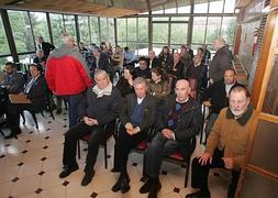 Parte de los asistentes anteanoche a la asamblea general de socios del Chas que rechazó la venta de una parcela al Grupo. :: CITOULA/