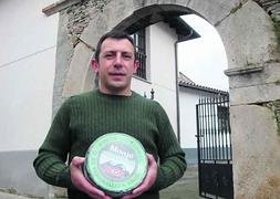 El maestro quesero Juan José Monje con una pieza del Picón a la puerta de la fábrica, en Panes. :: G. F. B./