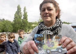 Rita María de la Viuda muestra una foto de Aday Mabri, en el parque de La Espina. :: SERGIO LÓPEZ/