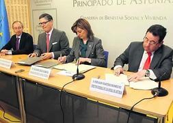 De izquierda a derecha, Luis Rodríguez (Caja Rural de Gijón), Felipe Fernández (Liberbank), Esther Díaz y Fernando Martínez (Caja Rural de Asturias), ayer, durante la firma del convenio. :: ÁLEX PIÑA/