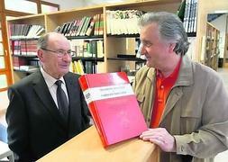 Sarasola y Suárez, con el libro presentado ayer. :: PIÑA/