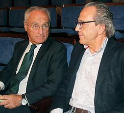 Sabino López, a la izquierda, junto a Tony Fidalgo en la pasada junta de accionistas. / EFE/