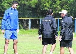 Sergio, en el último entrenamiento con el Avilés, atiende a Uribe y a Iago Farto. :: MARIETA/