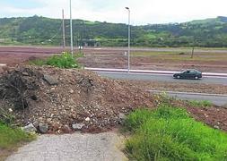 Final del camino de La Reboria, que Foro pide conectar con los viales de la ZALIA, al fondo. :: E. C./