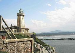Faro de Avilés en San Juan, con la escollera de la bocana de la ría y la playa de San Juan al fondo. :: MARIETA/