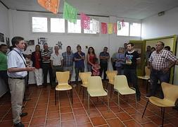 El representante de Agroganadería charla con los pastores. :: N. A./