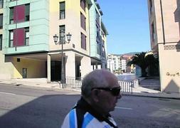 El Consistorio cerró la plaza al tráfico y marcó un 'camino' con pintura antideslizante. :: MARIO ROJAS/