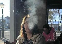 Una fumadora en la terraza de un café. :: E. C./