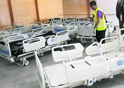 Operarios del futuro HUCA trasladan una de las nuevas camas de La Cadellada. Ayer llegaron las primeras 180. El complejo dispondrá de 1.057, además de 91 de UCI. :: ALEX PIÑA/