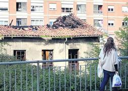 Bomberos derribará la casa quemada en La Tenderina para buscar una posible víctima