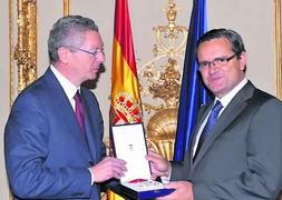 Eduardo Estrada recibe La Cruz de San Raimundo de Peñafort