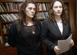 Montse, la madre, con la abogada Margarita Montes. :: M. ROJAS/