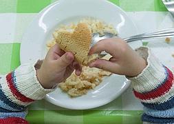 Con la comida del colegio para casa