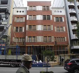 El 74 de la calle Uría, con los vanos reforzados con listones. :: M. R./