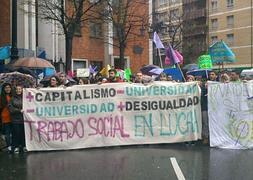 Estudiantes de la Universidad de Oviedo entran en el Edificio Histórico al grito de "Gotor, dimisión"