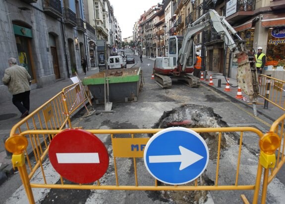 Tráfico cortado por obras en la calle Rosal El Comercio