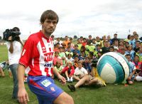 ESTRENO. Samuel da toques al balón ante la atenta mirada de los niños del campus. / J. BILBAO/
