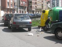 CONTAMINACIÓN. Una gaviota, junto a una bolsa de basura en la calle de El Pilarín. / A. M. S./