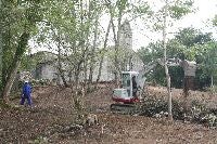 OPERARIOS. Una grúa excava entre las caras Norte y Oeste del templo para eliminar vegetación y rebajar el nivel de tierra. / D. ESPINOSA/