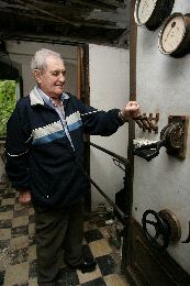 PROPIETARIO. Luis Tejo simula cortar la luz con el interruptor que hay en la antigua central eléctrica. / N. A./