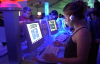 FESTIVAL. Varios jóvenes escuchan música en el laboratorio de internet de Benicássim. / E. C./