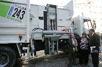 PRESENTACIÓN. La alcaldesa, Dulce Gallego y Avelino Tejón delante de uno de los nuevos vehículos adquiridos por Emulsa. / P. UCHA/
