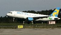 PRIMER ATERRIZAJE. El Airbus 320-214 con el que la compañía iniciará sus vuelos el día 16 toma tierra en el aeropuerto asturiano. / PAÑEDA/