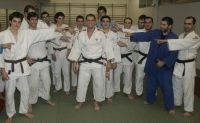 ÍDOLO. Todos apuntan al campeón, que posa con sus compañeros del Universidad de Oviedo en el tatami estudiantil. / C./