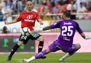 Borja Valero supera al meta Jacobo Sanz para conseguir el tercer tanto mallorquín. / EFE/