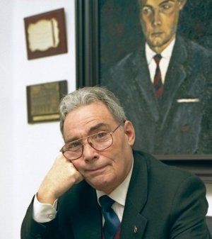 Emilio Tamargo, debajo de un retrato suyo realizado en su juventud./