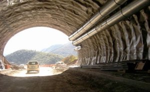 Salida del túnel, que reducirá en 8 kilómetros el trayecto entre Cangas y Degaña. / I. G./