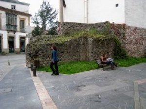 Único resto visible de la muralla de la villa levantada a finales del siglo XIII. / T. B./