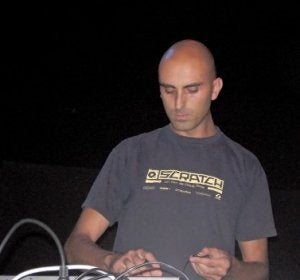 El productor Mauri en directo. / JOSÉ CEZÓN/