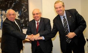 Isidoro Álvarez (i), Álvarez Areces y Buendía sellan con un apretón de manos el acuerdo suscrito ayer. / NEWSPHOTOPRESS/