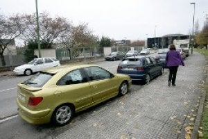 En la zona de Los Canapés siempre hay varios vehículos de segunda mano en los que se cuelgan carteles de venta. Si se cumpliese a rajatabla la nueva ordenanza sus propietarios podrían ser sancionados con multas de hasta 90 euros. :: RAFA GONZÁLEZ/