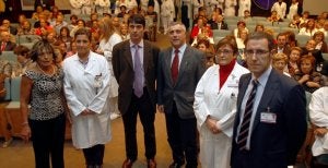 Por la derecha, Mario González, gerente del HUCA; Matilde Roza, subdirectora médica; Francisco Vázquez y Miguel Ángel Herrero. ::
ROJAS/