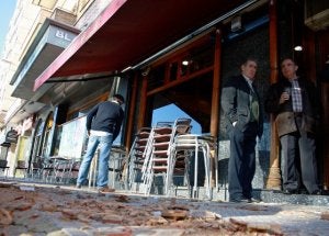 El toldo evitó que los cascotes cayesen sobre los clientes que se encontraban en la terraza. ::
MARIETA/
