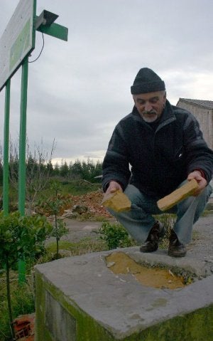 El vecino Ángel Varela muestra los restos de los derribos. ::
P. G.-P./