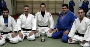 David Fernández, en el centro con su trofeo, al lado de sus preparadores Felipe Sánchez y Jorge Raga, a la izquierda, y con el subcampeón del mundo máster Miguel Martínez y Pablo Luiña, a la derecha. ::
UCHA/