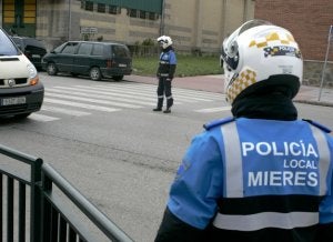 Dos agentes de la Policía Local de Mieres controlan el tráfico en el casco urbano. :: J. M. PARDO/