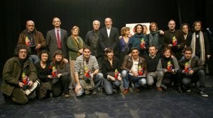Foto de familia de los premiados en esta edición y de las autoridades que entregaron los galardones anoche en el Antiguo Instituto. :: citoula/