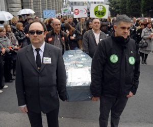 Un momento del funeral celebrado ayer frente a la Consejería de Educación. ::
JESÚS DÍAZ/