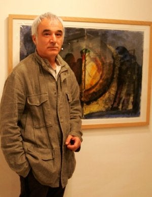 El artista, con una de sus obras, ayer en Octógono. :: RAFA GONZÁLEZ/