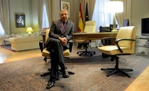 El ministro de Fomento, José Blanco, recibió el jueves en su despacho a EL COMERCIO para repasar los proyectos que tiene sobre las infraestructuras asturianas. :: IÑAKI MARTÍNEZ/