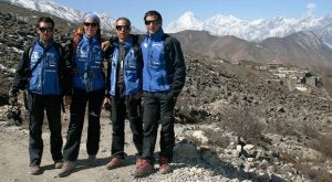 De izquierda a derecha, Asier Izagirre, Edurne Pasaban, Nacho Orviz y Alex Txikon, ante la aldea nepalí de Muktinath, en las proximidades del Annapurna. :: AL FILO DE LO IMPOSIBLE/