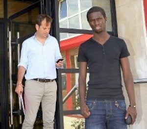 Mendi, junto a Gelu Rodríguez, a su salida de las oficinas de Mareo tras firmar su contrato. :: J. BILBAO/