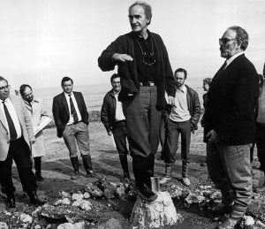 Eduardo Chillida inspecciona, en agosto de 1988, el lugar donde erigiría posteriormente su escultura. :: JOAQUIN PAÑEDA/