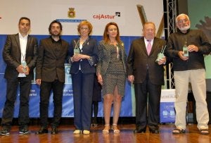 De izquierda a derecha, Javier Tejedor, José Manuel Tejedor, Mercedes García Ureña, Graciela Muñiz, Alfredo González y José Manuel González, ayer al finalizar la gala en la Casa de Cultura. :: MARIETA/