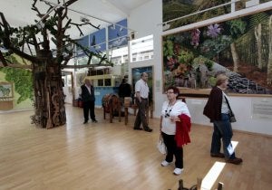Los miembros de una excursión fueron los primeros visitantes del centro recién abierto. ::
ACEBAL/
