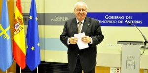 Vicente Álvarez Areces sonríe a los fotógrafos mientras dobla el papel donde tenía escrito el discurso en el que anunciaba su intención de no repetir como candidato del PSOE. :: ÁLEX PIÑA / JESÚS DÍAZ/